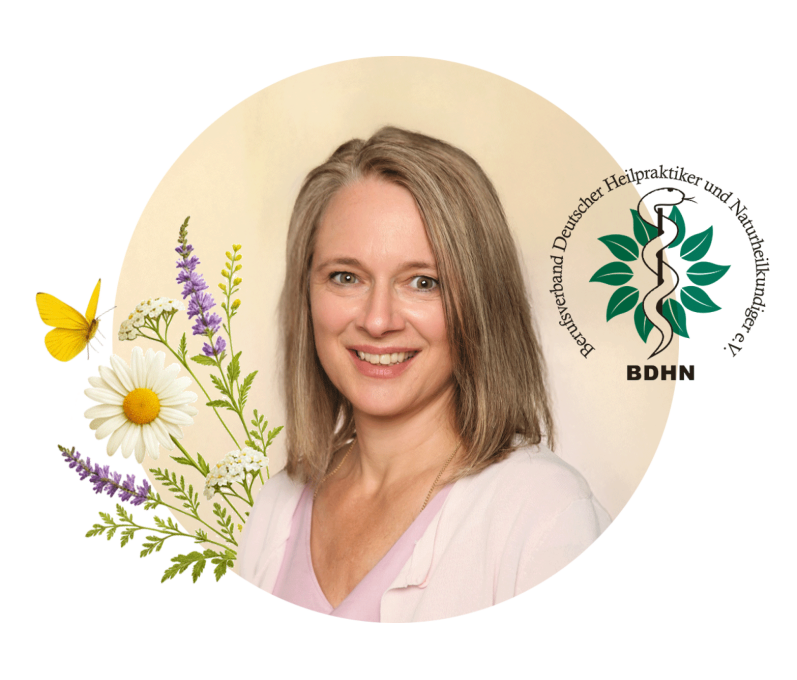 Heilpraktikerin Petra Neuerburg im Portrait Petra Neuerburg Portrait mit dekorativen Blüten und BDHN Siegel